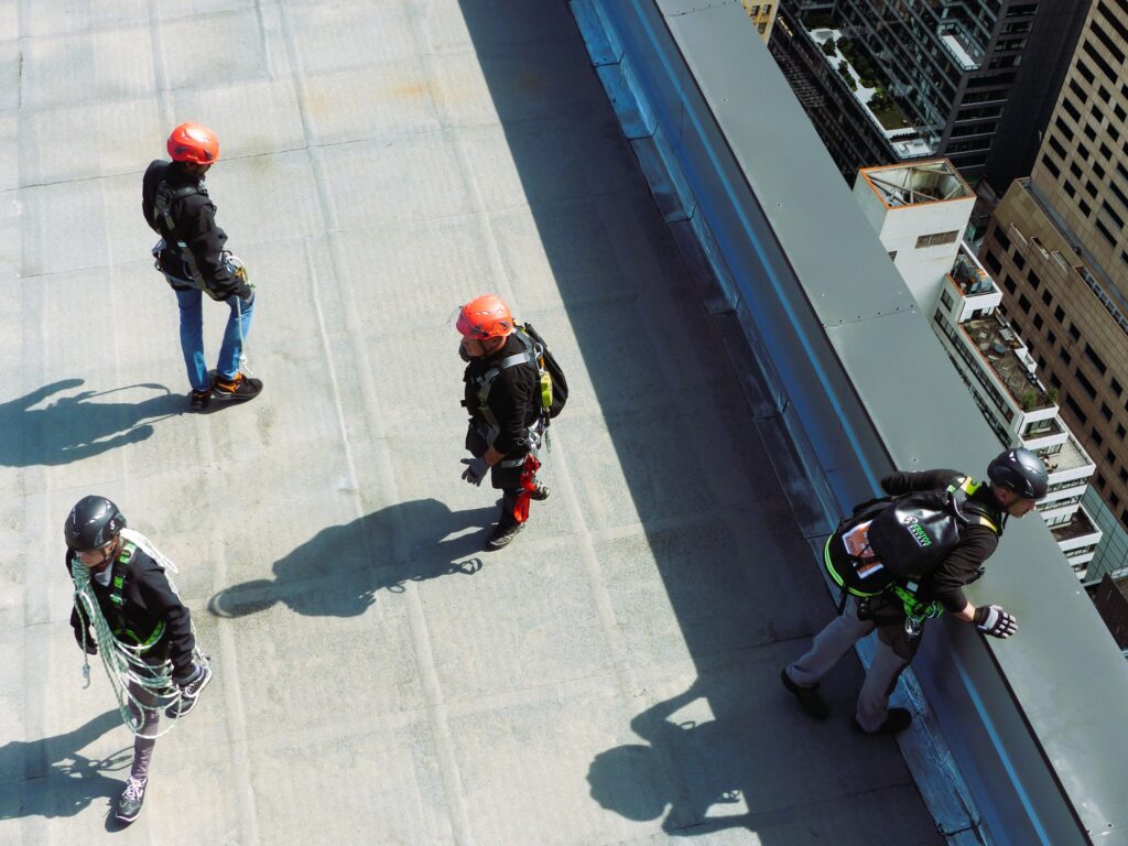 Mannen op dak met Kratos valbeveiliging